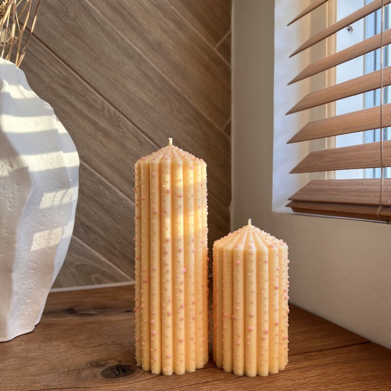 Gul med lyserøde prikker