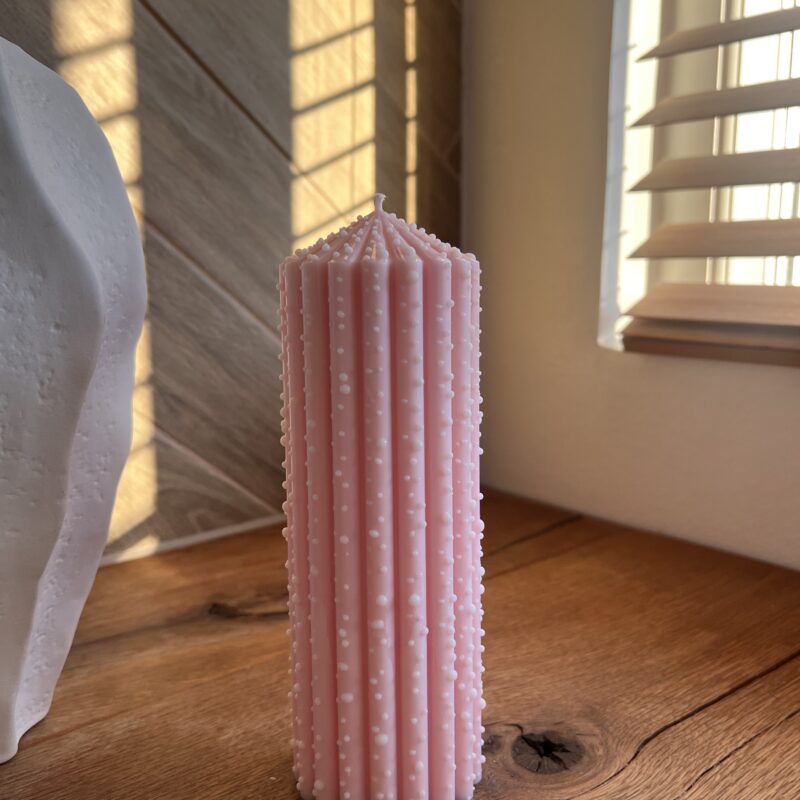 Lyserød med hvide prikker